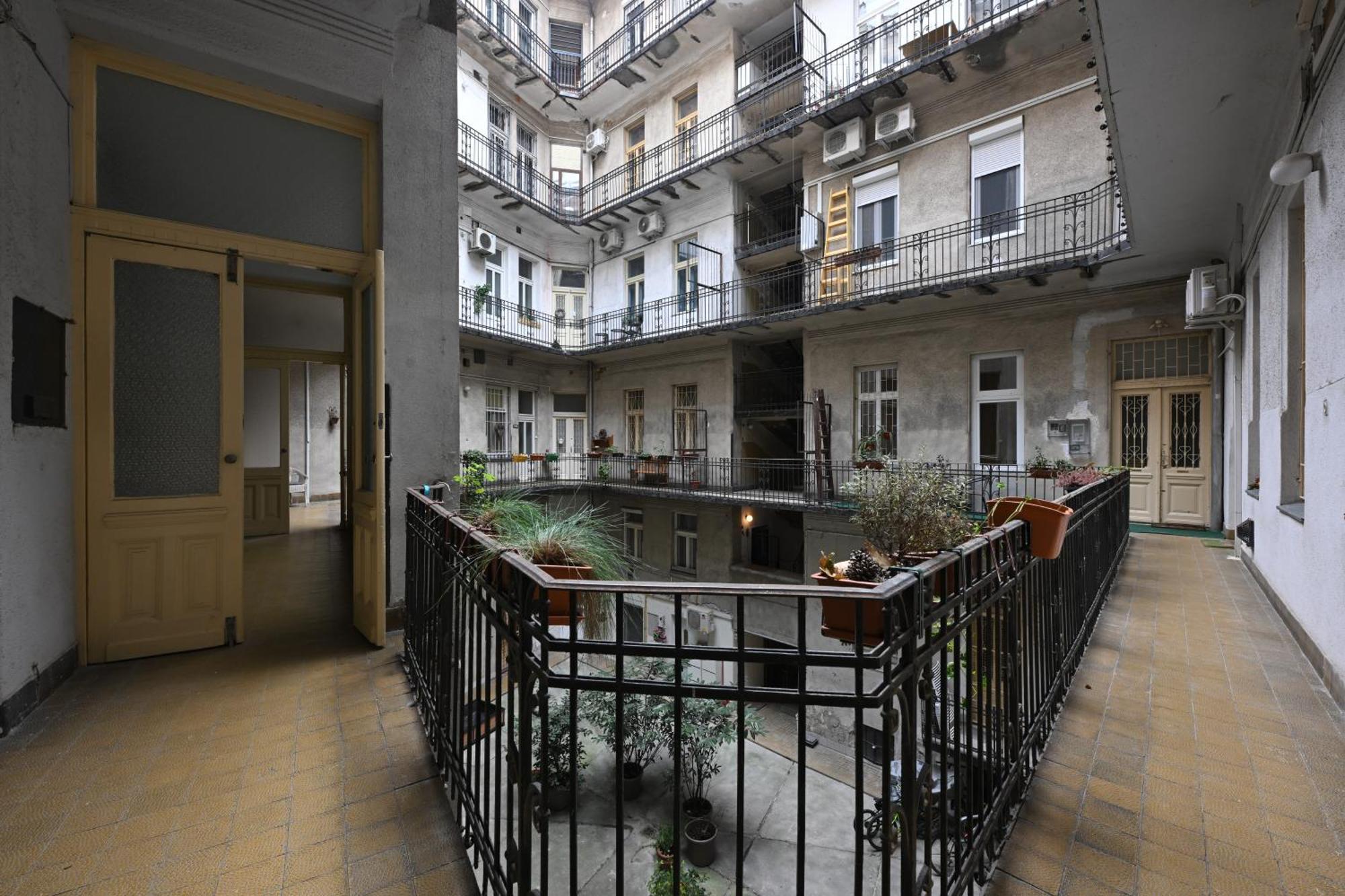A Quiet Place In The Heart Of The City Budapest Exteriör bild